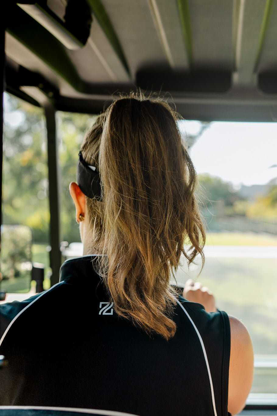 Playera Deportiva Sin Mangas Negra y Vivos Blancos para Dama