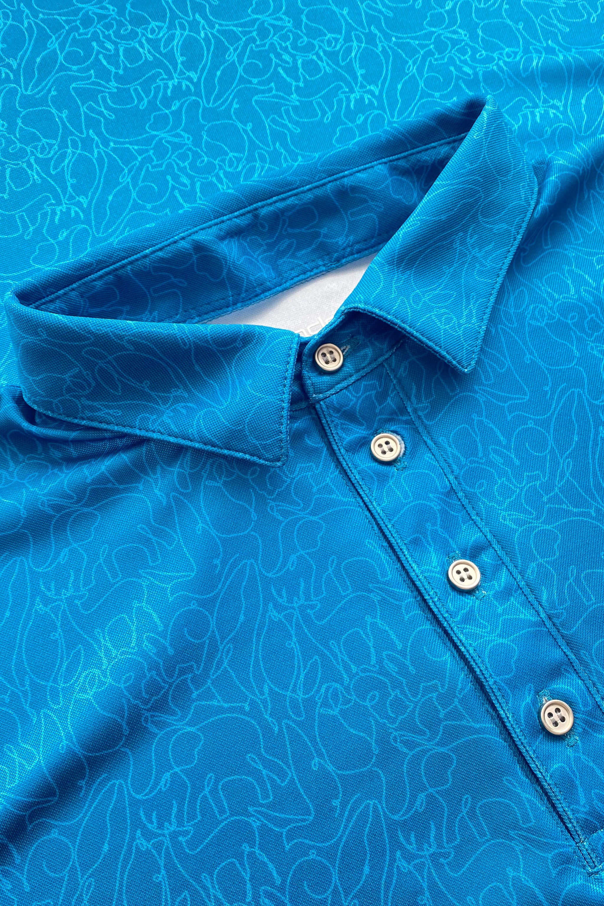 Polo de golf azul con estampado abstracto para hombre