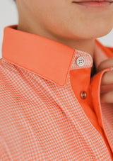 Detalle cuello polo DryFit niño coral - Acabado premium playera golf