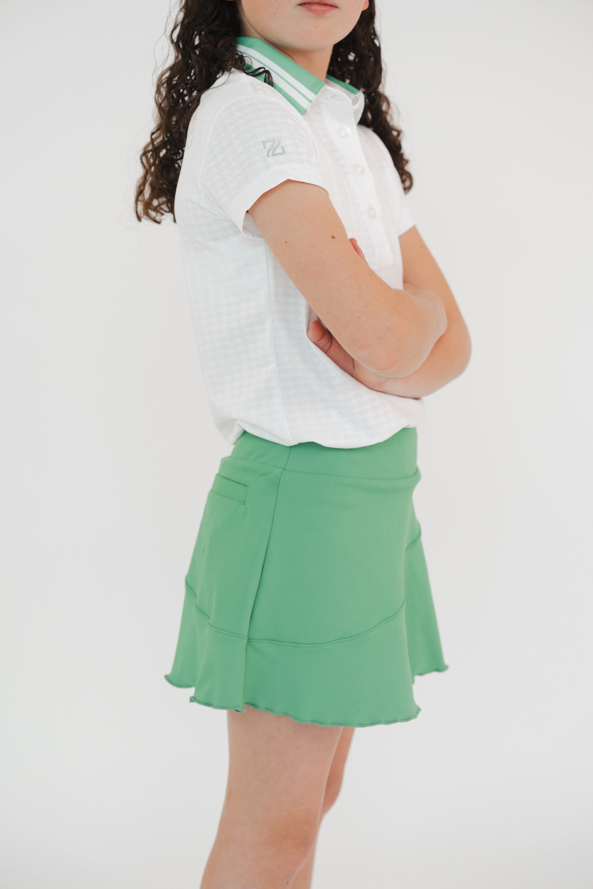 Falda golf verde diagonal niña - Vista lateral bolsa trasera funcional lycra dry Zendra
