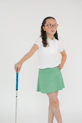 Falda de golf diagonal verde para niña con protección UV - vista frontal completa