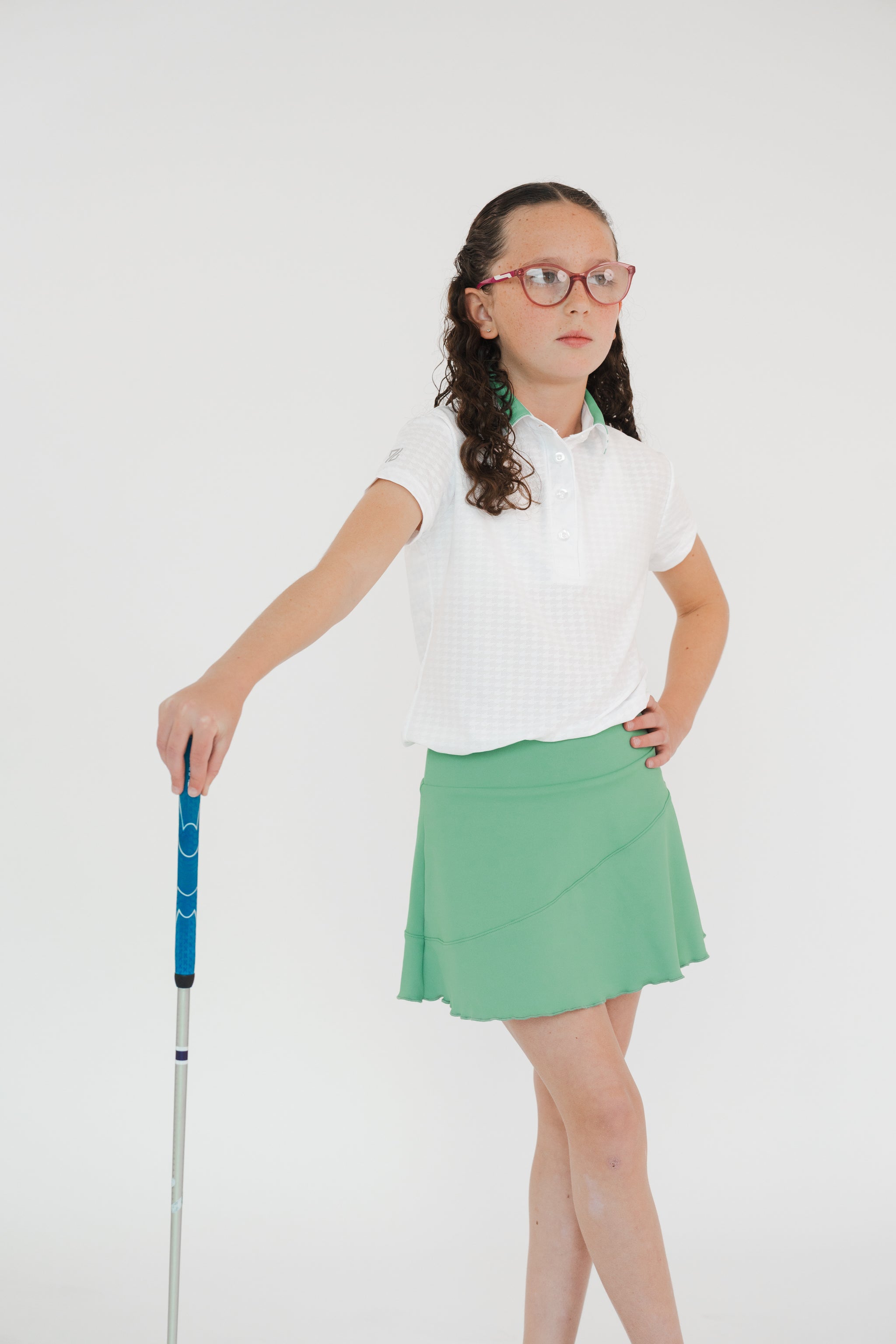 Falda de golf diagonal verde para niña con protección UV - vista frontal completa