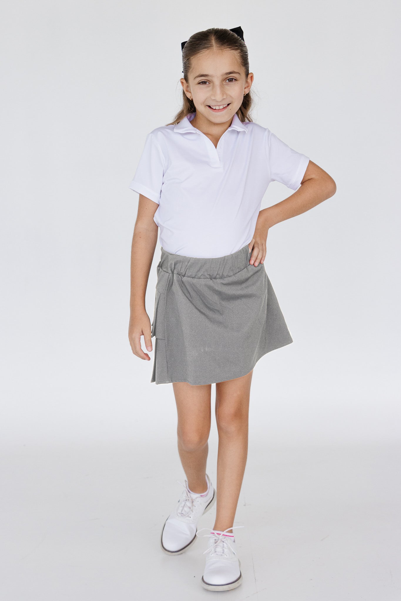 Falda gris con tablones y lycra dryfit para niña, ideal para pádel o golf