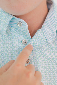 Playera polo infantil con estampado moderno y tecnología dryfit