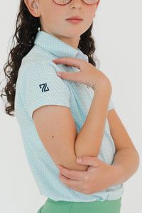 Playera polo infantil niña con tecnología antibacterial y diseño estampado deportivo
