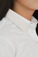 Detalles premium polo golf niña blanca con textura