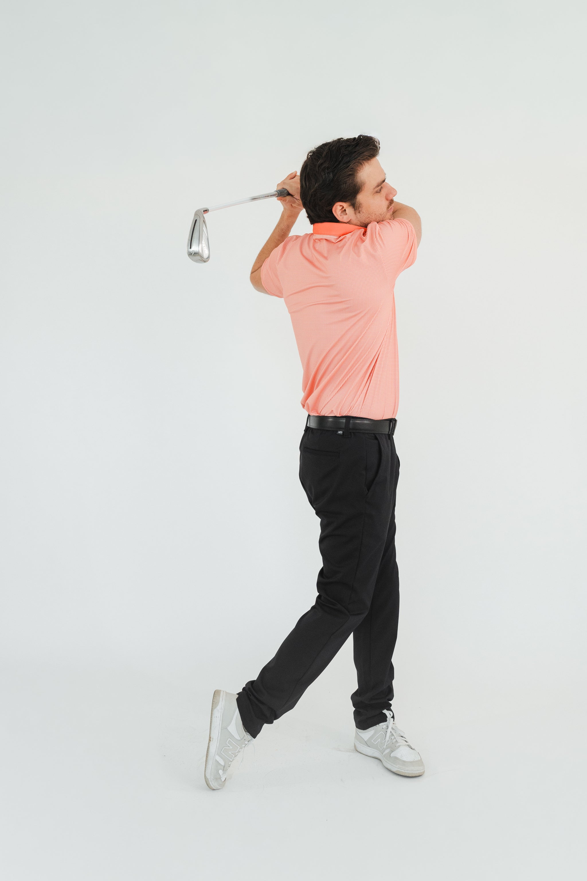 Polo golf DryFit coral hombre - Estampado moderno protección UV alto rendimiento Zendra