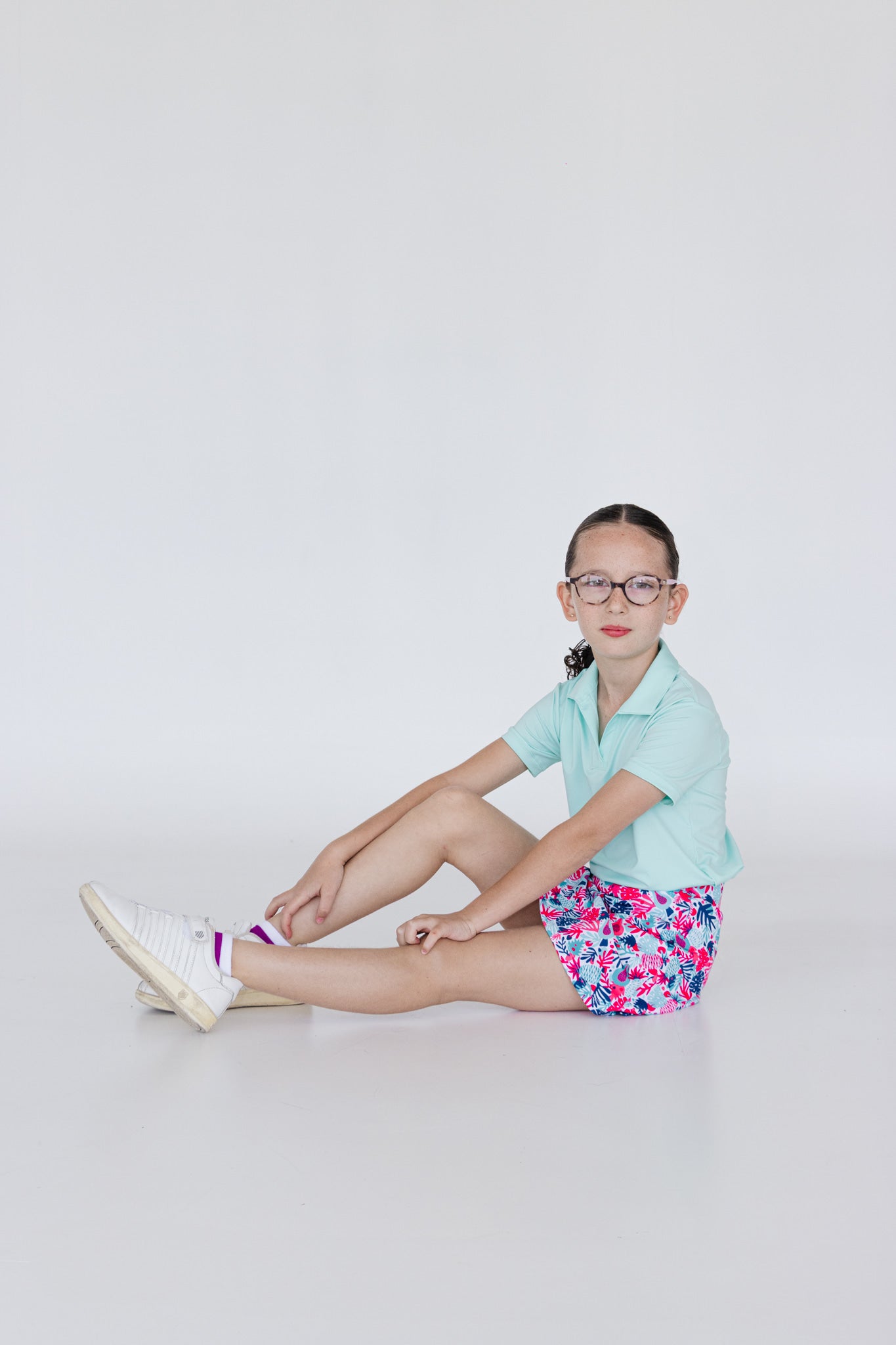 Falda para niña con estampado tropical, licra interna dryfit y bolsa trasera