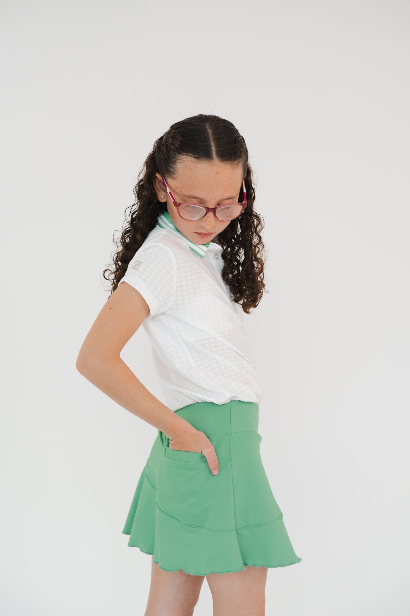 Niña falda de golf verde con lycra dryfit - detalle de movimiento
