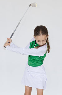 outfit deportivo de golf para niña con falda blanca y playera de cierre y manga larga