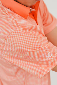 Detalle manga polo DryFit coral - Tela transpirable protección UV golf niño
