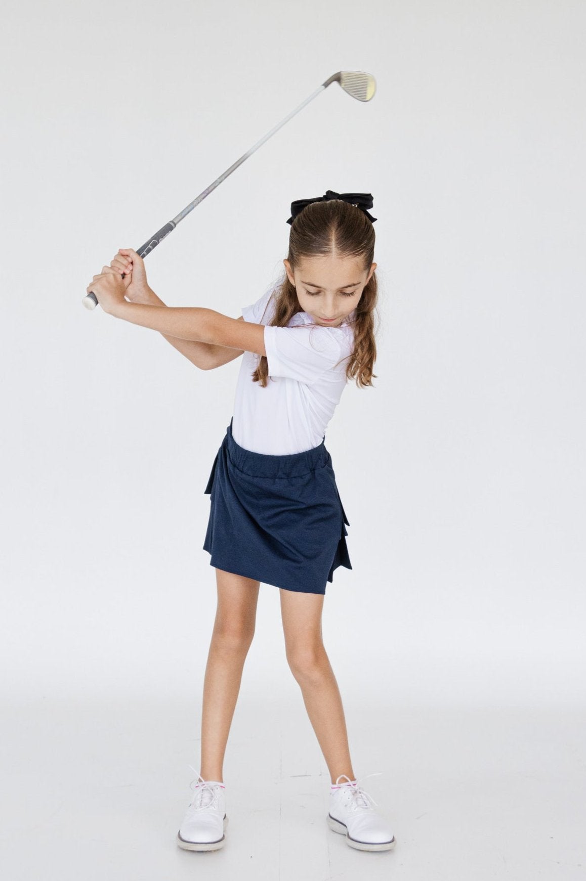 Falda azul con tablones y lycra dryfit para niña, ideal para deporte o golf